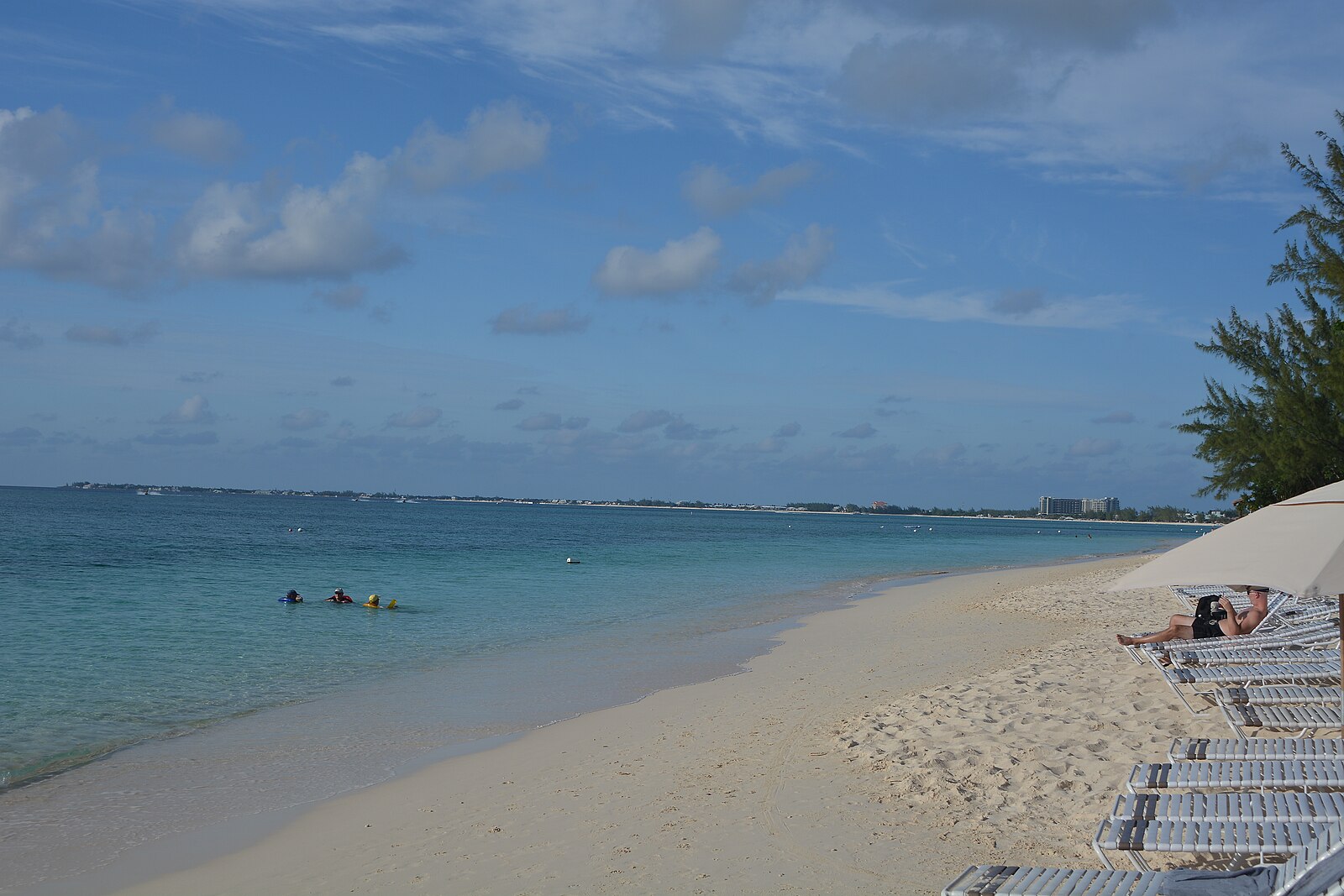 Seven Mile Beach with turquoise Caribbean water, Grand Cayman